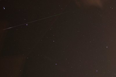 22:57:58 UT, 2/25 mm, ISO 800, t 20", durch die Wagendeichsel hindurch (linker Bildrand vom Original)