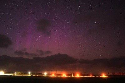 Um 22:20 wurde eine Aufnahme zur Dokumentation der Hafenbeleuchtung in Pellworm gemacht, errt nachträglich wurde die bereits vorhandene Polarlichtaktivität bemerkt