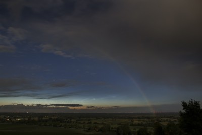 k-23490506062020.jpg (74.93 KiB) 8191 mal betrachtet Leuchtende Nachtwolken und ein Mondregenbogen - 23:49 MESZ, Sonnenstand bei -12,2°, Höhe von Vollmond (99,8%) bei 11,8° (24mm, Kleinbild)