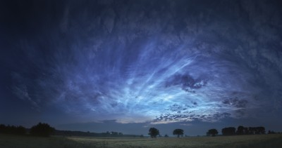 nlcpanorama16170620202257-meteoros.jpg (157.43 KiB) 22544 mal betrachtet 16.06.2020, 22:57 MESZ - Sonnenstand bei -7,8° - Helligkeit 4 - Standort: bei Sachsenhagen (180°-Panorama: 13 Hochformat-Aufnahmen @ 24mm, Kleinbild)