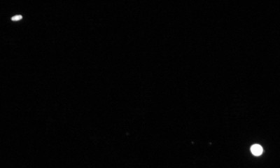 16:06 UT, t 0,8" bei ISO 2500, f ca. 2 m an Pentax 75 EDHF mit Tele Vue 4 x Power Mate. Saturn links + Jupiter mit allen 4 Galileischen Monden rechts (1ner ganz knapp am rechten Rand), wenn auch etwas schwach - hätte ich sie heller "gemacht", wäre Saturns Ringsystem kaum noch rausgekommen.