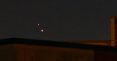 100 Prozent-Ausschnitt aus obiger Übersichtsaufnahme. Selbst bei f 50 mm zeigen sich links von Jupiter die hellsten Monde, ohne überblendet zu werden.