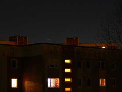 ca. 16:22 UT, Ausschnitt aus Übersichtsaufnahme mit Canon EOS 600D + Pentacon f 50 mm @ Blende 4, ISO 800, t 1" PLUS Weihnachtsbeleuchtung ;-)