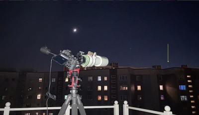 Mond Mitte links, Jupiter + Saturn rechts über der Dachkante. Dazu Pentax Refraktor mit Sony Alpha 7s. Smartphoneübersichtsaufnahme.