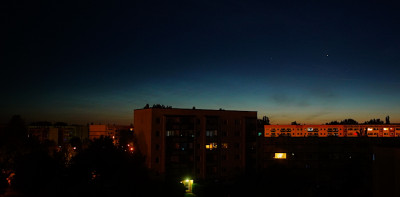 22:38 UT, kaum sichtbar (2/25 mm freihand, t 1/2", ISO 1600, Ausschnitt)