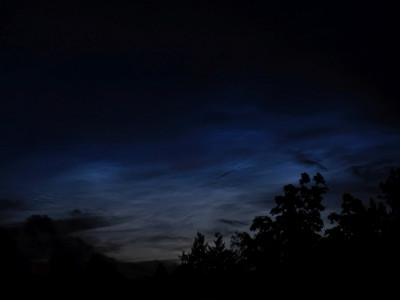 Abb. 3: NLC-Feld über dem Taunus, aufgenommen in Oberursel am 04.07.2021 um 23:15 MESZ (Sonnenstand -11.1°)