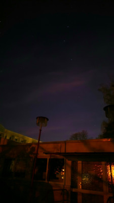 Hallöchen. Handelt es sich hierbei um ein Polarlicht? Aufgenommen am 1.11. um 5.40 Uhr in Guben mit Blick nach Nordost.