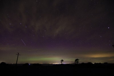 Um 23:40 wurde das Polarlicht nocheinmal etwas stärker und wieder deutlich visuell sichtbar. 12mm mit 30s bei ISO 1600 f4