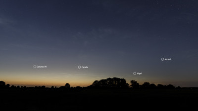 Anhand der Sterne lässt sich die Ausdehnung von 335° bis 30° abschätzen. Die NLC hatten eine Höhe bis 7°.