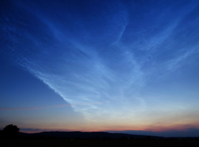 Abb. 3: 04:19 MESZ (Sonne 8.1° unter dem Horizont).<br />Trotz Weitwinkel ist das Display nicht komplett erfasst, aber man erkennt, dass es nach Osten und insbesondere nach Westen begrenzt ist.
