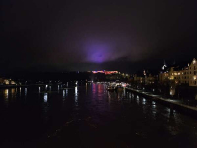 30.11. Bild der Festung von der Balduinbrücke aus fotografiert und eindeutig auch für meine Freundin das Licht von der Festung kommend. <br /><br />Danach ist sie weiter über die Brücke gelaufen und hat nach einer leichten Rechtskurve das folgende Foto aufgenommen. Da sie sich von der Festung entfernt hat, denkt sie, dass es etwas anderes sein müsste. Durch die Kurve hat sie sich meiner Meinung nach und Maps aber wieder etwas auf den hinteren Teil der Festung zubewegt.