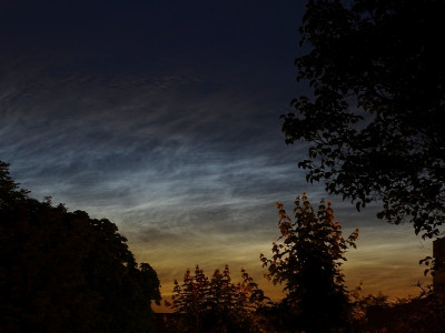 Extrem lichtstarkes NLC-Display über der Bonner Südstadt, aufgenommen am 21.06.2019 um 23:39 MESZ (eigenes Foto)