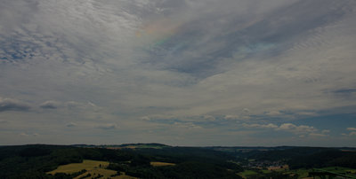 Zwei Fragmente, rechts ein schwaches blaues