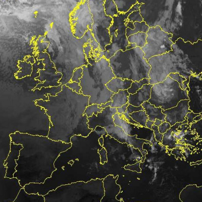 Abb. 2: Satellitenbild (Infrarot) vom 03.07.2024, 22:00 UTC (= 00.00 MESZ).<br />Quelle: https://wetterzentrale.de/, lizenziert unter https://creativecommons.org/licenses/by-nc/4.0/ .