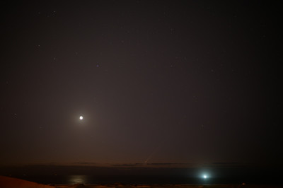 06:46 UTC: Übersicht Komet mit Mond. 4s belichtet.