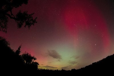 8 s, ISO 4000<br />Das Polarlicht reicht hoch bis in den Zenit