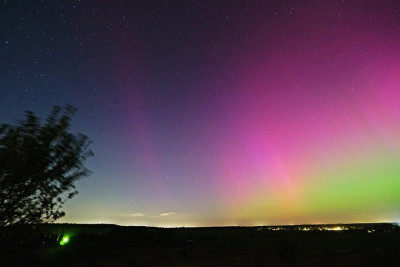 20:17 Uhr MESZ Hof Barnin. Blickrichtung westlich: Einzelner Roter Strahl westlich außerhalb PL-Feld