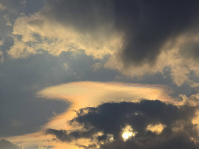 25.3.25 Irisierende Wolken Parkplatz Autobahn Gräfenroda (1)-min.jpg