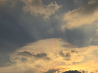 25.3.25 Irisierende Wolken Parkplatz Autobahn Gräfenroda (5)-min.jpg