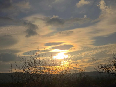 25.3.25 Irisierende Wolken Parkplatz Autobahn Gräfenroda (11)-min.jpg