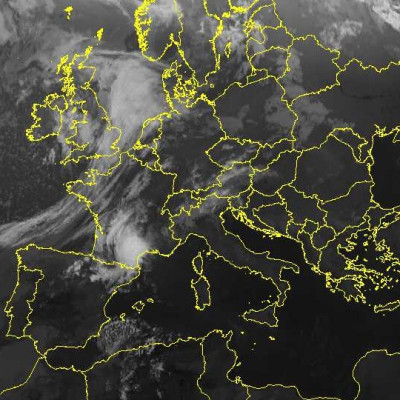 Abb. 2: Satellitenbild (Infrarot) vom 06.07.2024, 01.00 UTC (= 03.00 MESZ).<br />Quelle: https://wetterzentrale.de/, lizenziert unter https://creativecommons.org/licenses/by-nc/4.0/ .